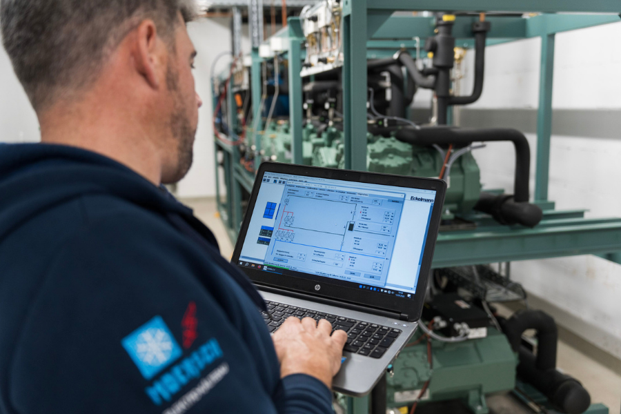 Mitarbeiter nimmt Anlage in Betrieb
