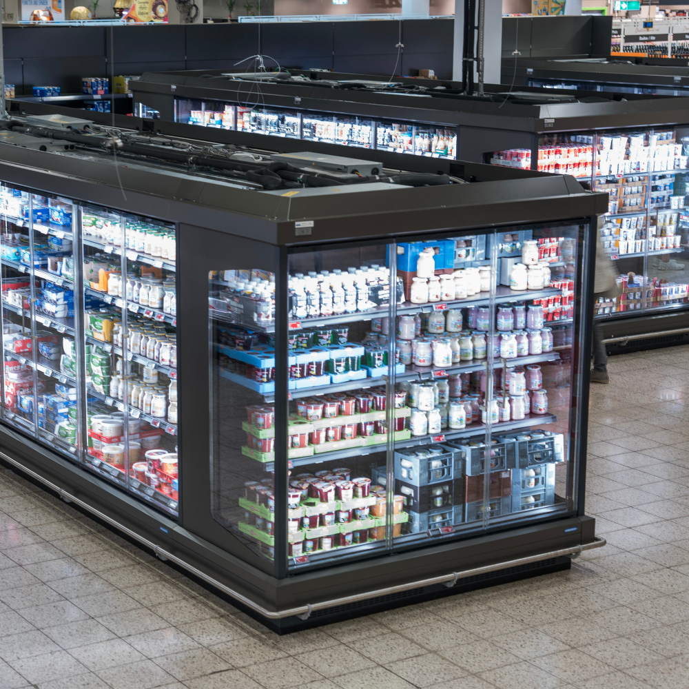 Vollbepacktes Kühlmöbelstück im Supermarkt