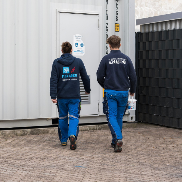 Chef und Mitarbeiter im Notdienst-Einsatz
