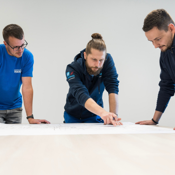 Chef und Mitarbeiter bei der Planung und Projektierung